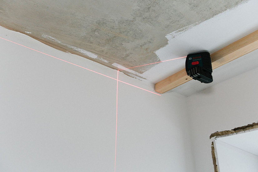 Лазерный уровень при монтаже потолков