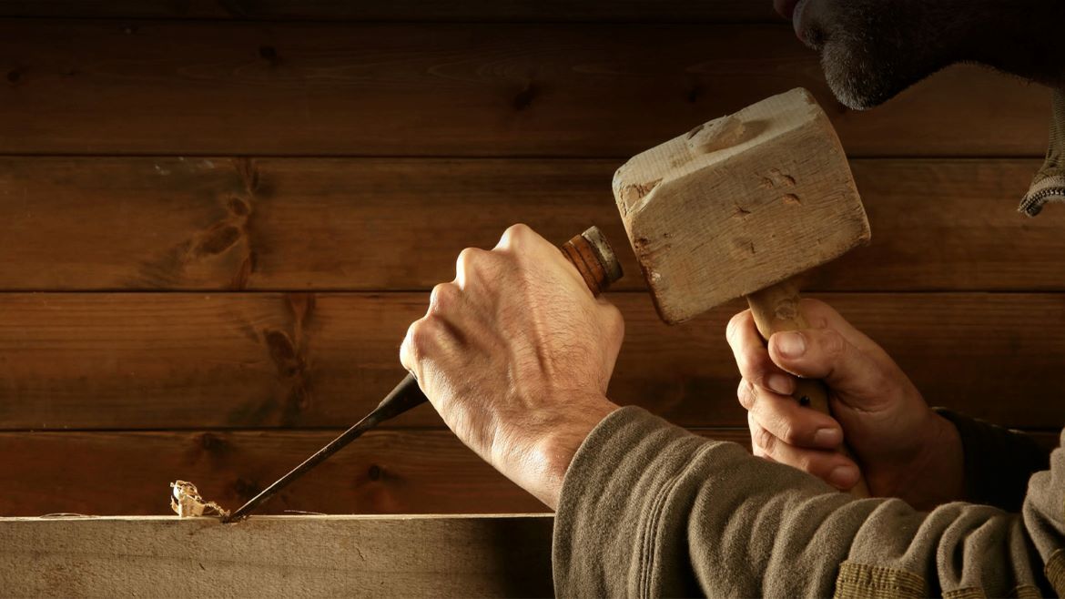 Обработка древесины при помощи стамески